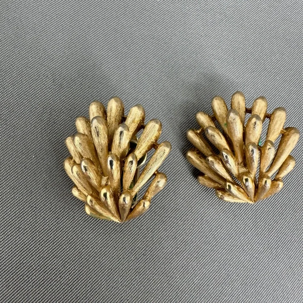 Vintage Trifari Crown Gold Tone Thistle Brooch and Clip On Earring Set Signed‎